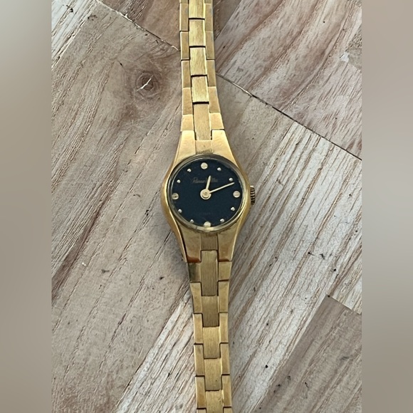 Pierre Vallee Gold Plated Vintage Ladies Watch Black Dial Gold Plated Bracelet main image 10
